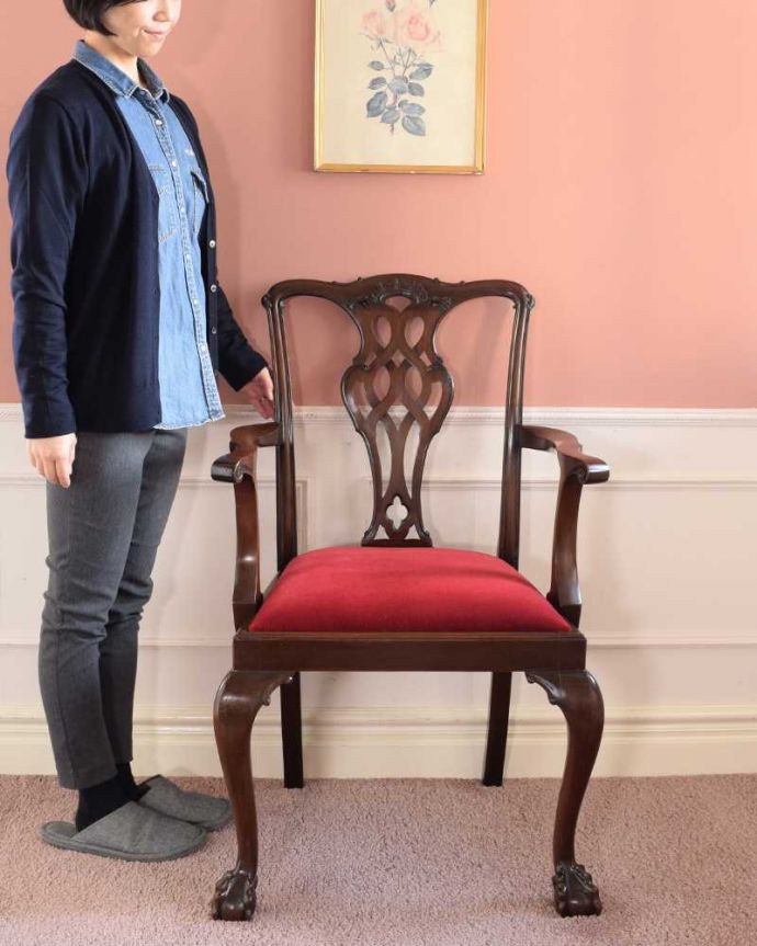 サロンチェア　アンティーク チェア　クロウ＆ボールの脚がエレガントな英国のアーム付きアンティークサロンチェア。250年以上愛され続けるチッペンデールチェア上質な雰囲気が漂うチッペンデールチェアは、座るためだけじゃなく、目でも楽しめる椅子です。(k-1643-c)