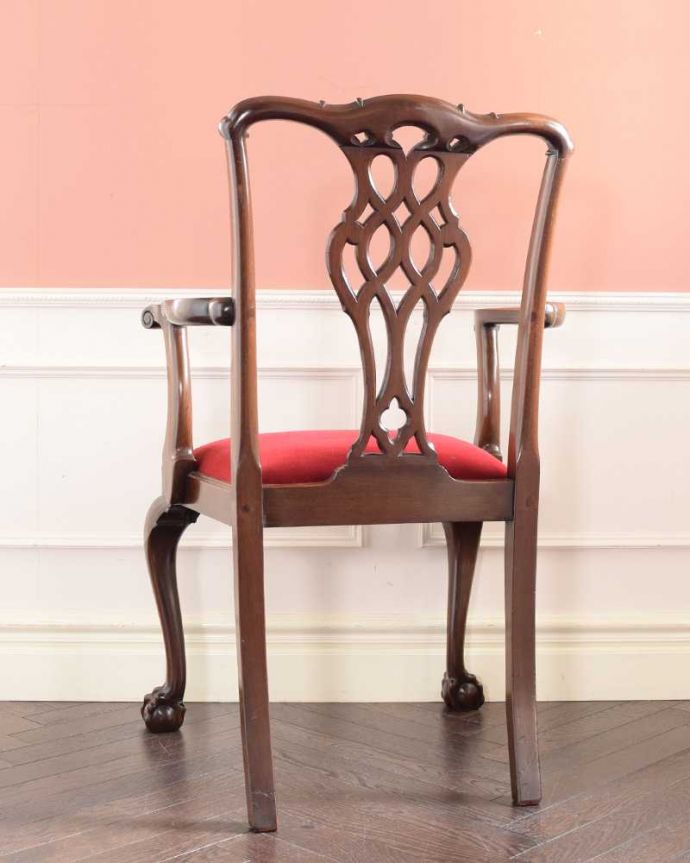 サロンチェア　アンティーク チェア　クロウ＆ボールの脚がエレガントな英国のアーム付きアンティークサロンチェア。後ろ姿にも自信アリ並べた時に後ろから見ることも多い椅子。(k-1643-c)