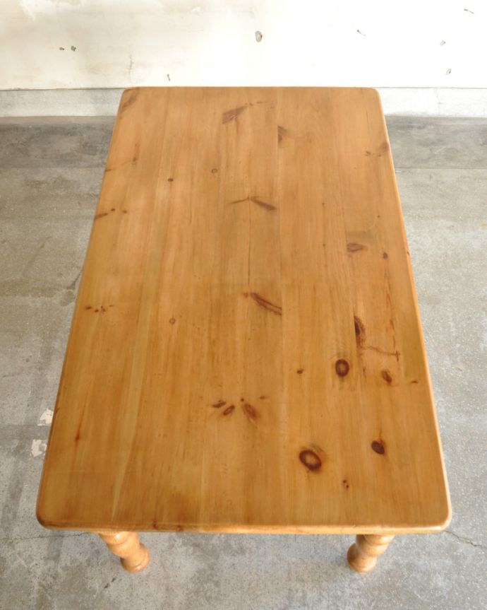 アンティークのテーブル　アンティーク家具　かわいいダイニングテーブル、パイン材のアンティーク家具。パインの木目が可愛いテーブル。(k-1643-f)