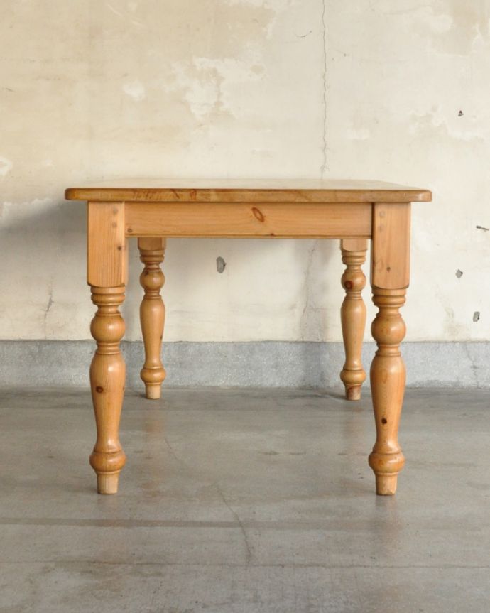 アンティークのテーブル　アンティーク家具　かわいいダイニングテーブル、パイン材のアンティーク家具。幕板があるので可愛らしくナチュラルな印象。(k-1643-f)