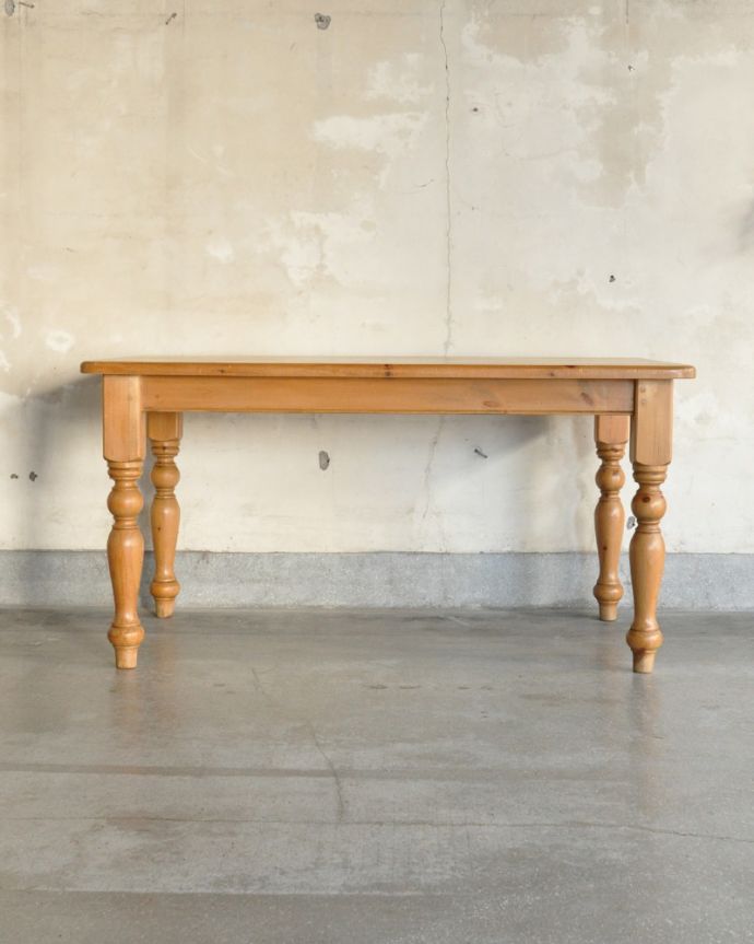 アンティークのテーブル　アンティーク家具　かわいいダイニングテーブル、パイン材のアンティーク家具。アンティークは新品ではないので、もちろん経年変化によるキズはありますが、専門の職人が目立たないようキレイにお直しをしているので、後姿までキレイです。(k-1643-f)