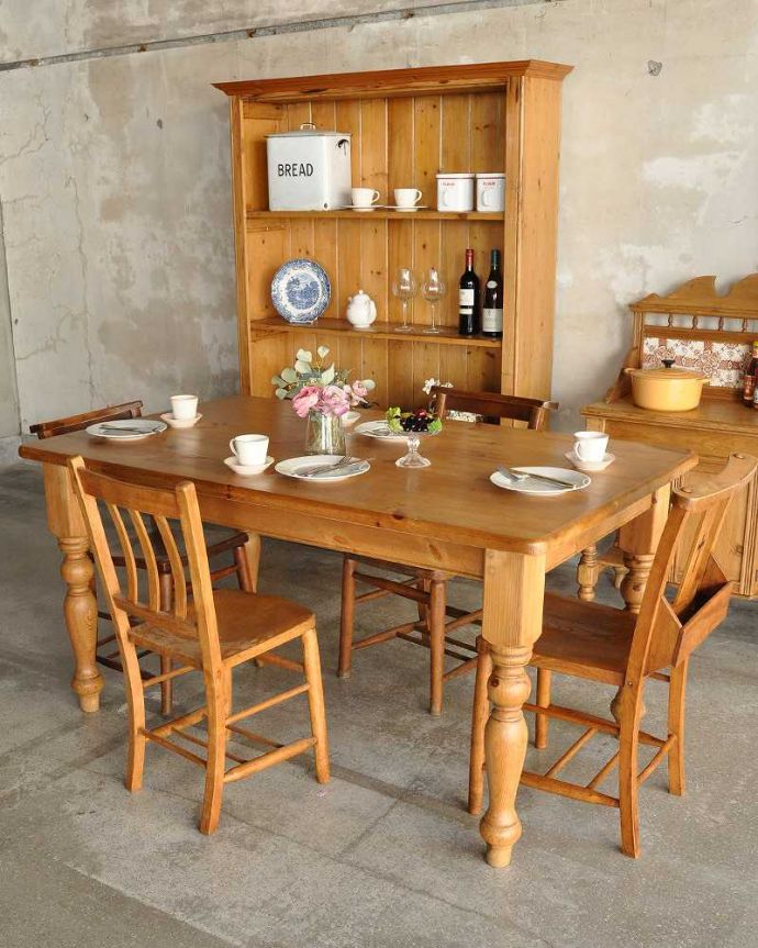 アンティークのテーブル　アンティーク家具　かわいいダイニングテーブル、パイン材のアンティーク家具。パイン材のかわいいテーブルは、なんともお部屋の中が温かい雰囲気になります。(k-1643-f)