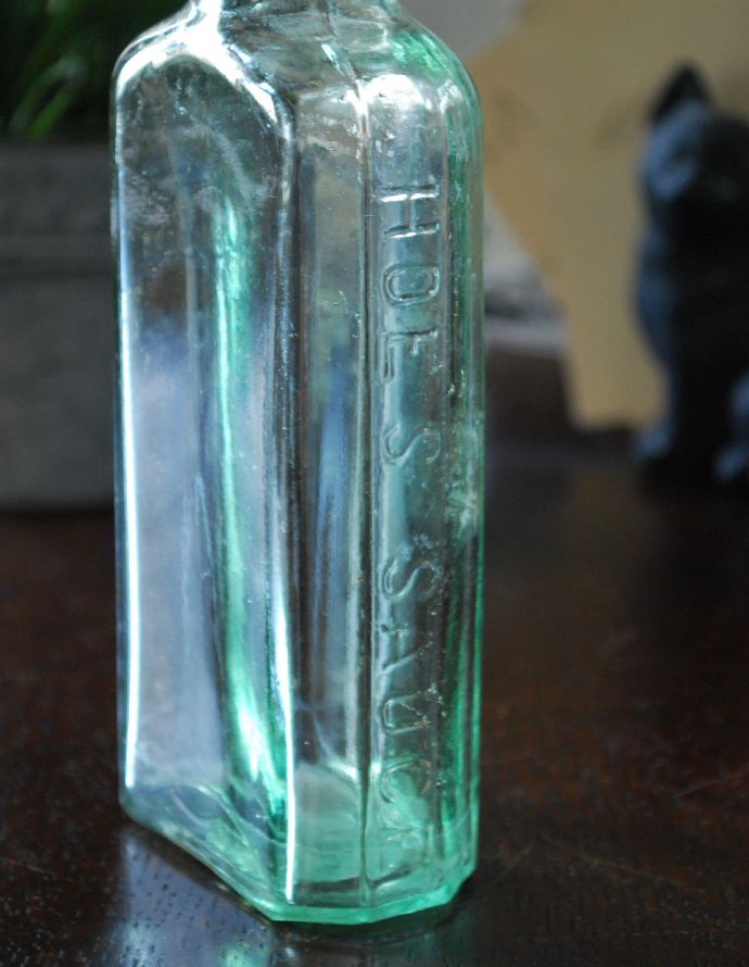 ナチュラルカントリースタイル　アンティーク雑貨　背の高いガラスボトル、淡いグリーンのエンボス入りボトル。ミルクや薬品、調味料など様々な用途で使われてきたアンティークボトルたちです。(k-1643-z)