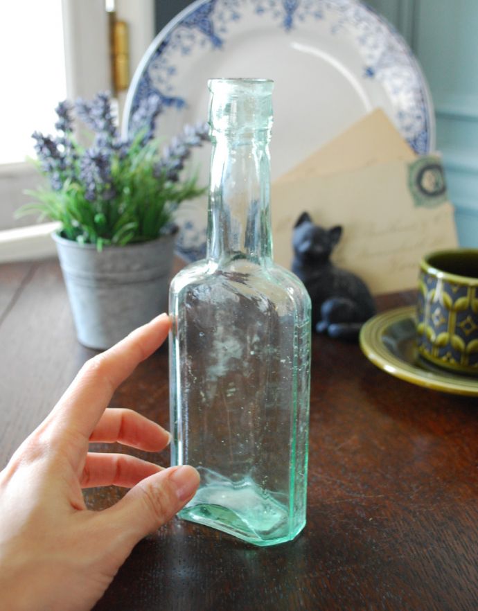 ナチュラルカントリースタイル　アンティーク雑貨　背の高いガラスボトル、淡いグリーンのエンボス入りボトル。小さいボトルは1輪挿しにピッタリです。(k-1643-z)
