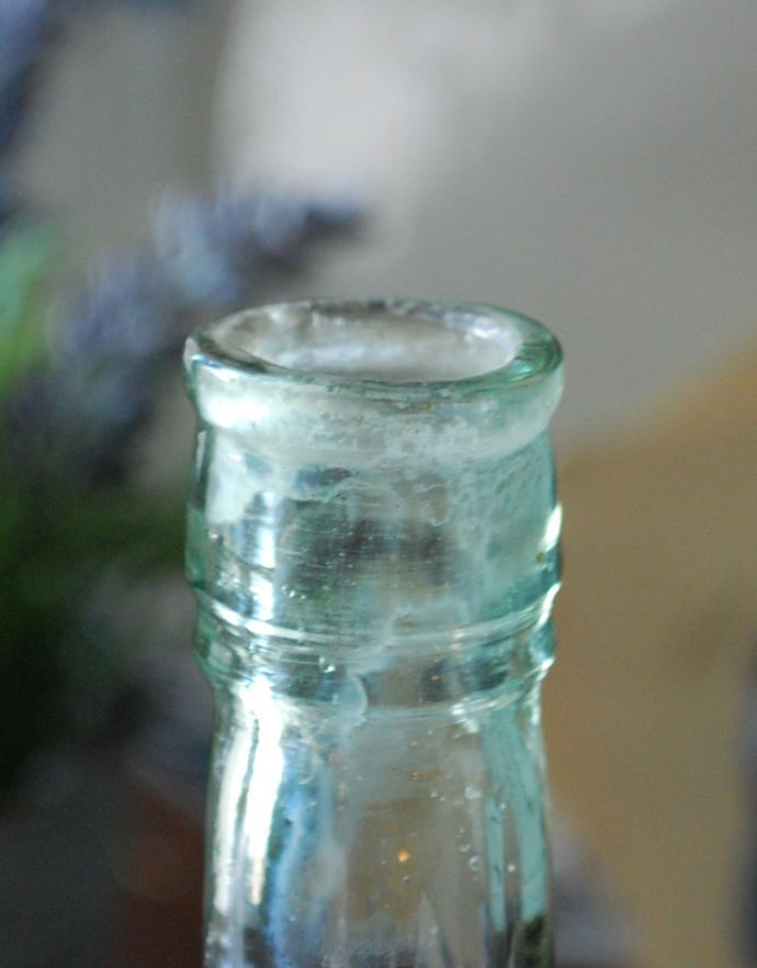 ナチュラルカントリースタイル　アンティーク雑貨　背の高いガラスボトル、淡いグリーンのエンボス入りボトル。グリーンを挿したり、窓辺や棚の上などいろんなところに飾ってみてください。(k-1643-z)