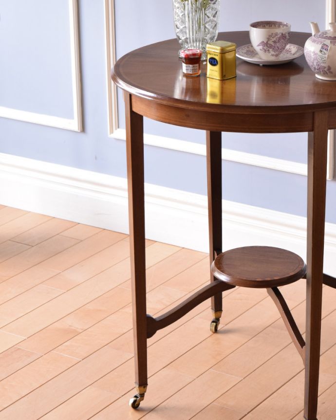 アンティークのテーブル　アンティーク家具　キャスターで移動しやすい英国家具、棚付きオケージョナルテーブル 。下にはちょっとした物置があります。(k-1645-f)