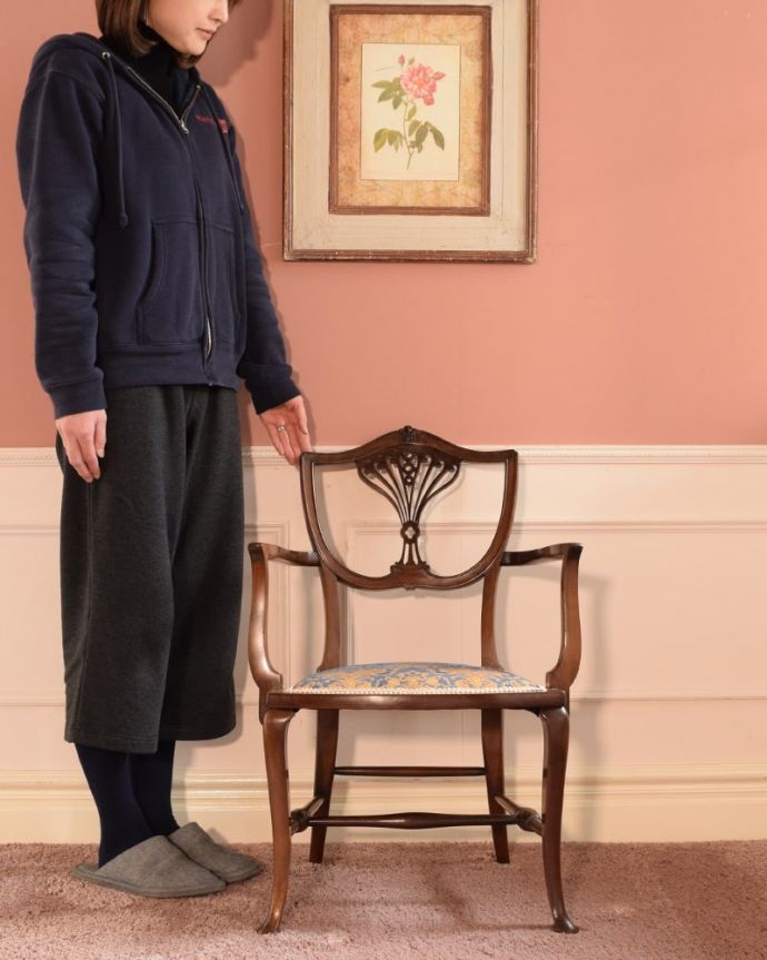サロンチェア　アンティーク チェア　英国で出会った透かし彫りの優雅なアンティークの椅子、アームチェア。「見る」だけで幸せになるアンティークの椅子最高級のアンティークチェアは、座って使う楽しみ以外に目で見て楽しめます。(k-1648-c)