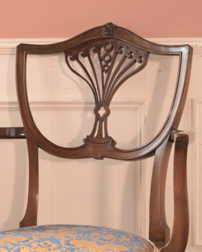 サロンチェア　アンティーク チェア　英国で出会った透かし彫りの優雅なアンティークの椅子、アームチェア。美しさの極みを堪能して下さい高級材で描かれた美しく柔らかなフォルム。(k-1648-c)