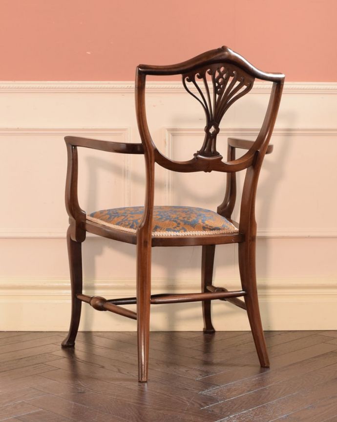 サロンチェア　アンティーク チェア　英国で出会った透かし彫りの優雅なアンティークの椅子、アームチェア。後ろ姿も上品です並べた時に後ろから見ることも多い椅子。(k-1648-c)