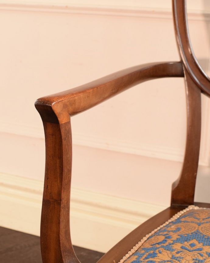 サロンチェア　アンティーク チェア　英国で出会った透かし彫りの優雅なアンティークの椅子、アームチェア。アーム部分にも注目肘を掛けておけるアームチェアは座ったときにやっぱりラク。(k-1648-c)