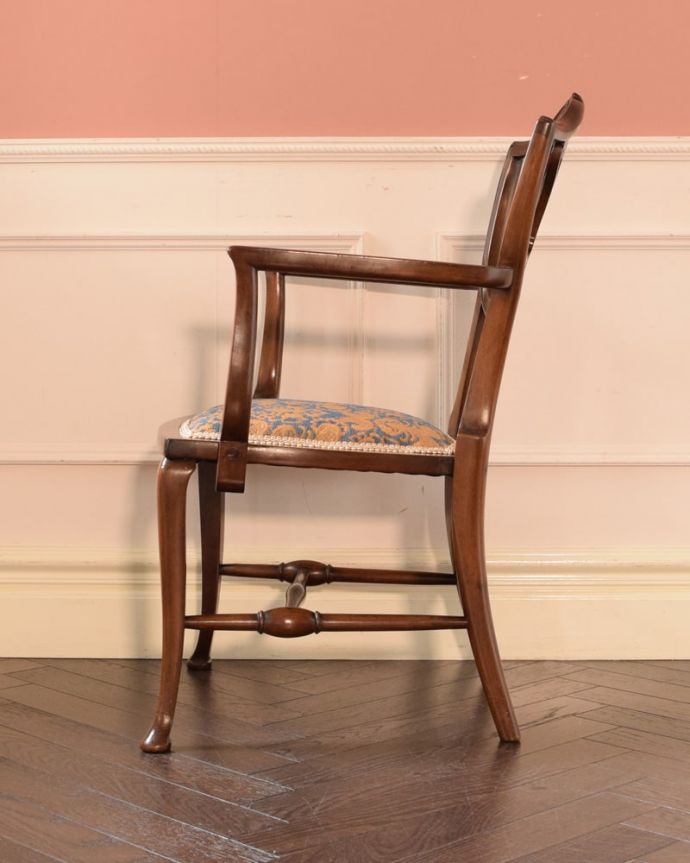 サロンチェア　アンティーク チェア　英国で出会った透かし彫りの優雅なアンティークの椅子、アームチェア。横から見ても優雅な立ち姿もちろん、横から見た姿も優雅で美しいんです。(k-1648-c)