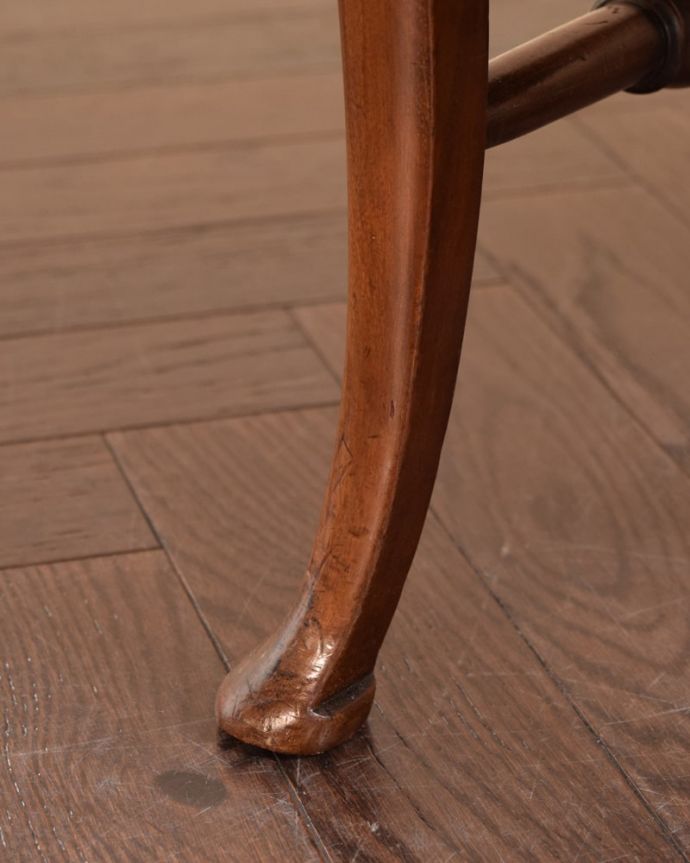 サロンチェア　アンティーク チェア　英国で出会った透かし彫りの優雅なアンティークの椅子、アームチェア。床を滑らせて移動出来ますHandleではアンティークチェアの脚の裏にフェルトキーパーをお付けしています。(k-1648-c)