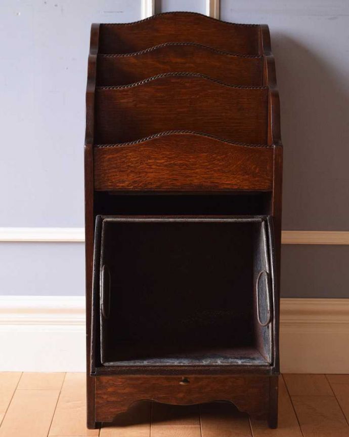 マガジンラック　アンティーク家具　珍しい小さな扉付きのマガジンラック（コールボックス）、英国輸入のアンティーク家具。新聞や雑誌がとっても取りやすいんです。(k-1648-f)