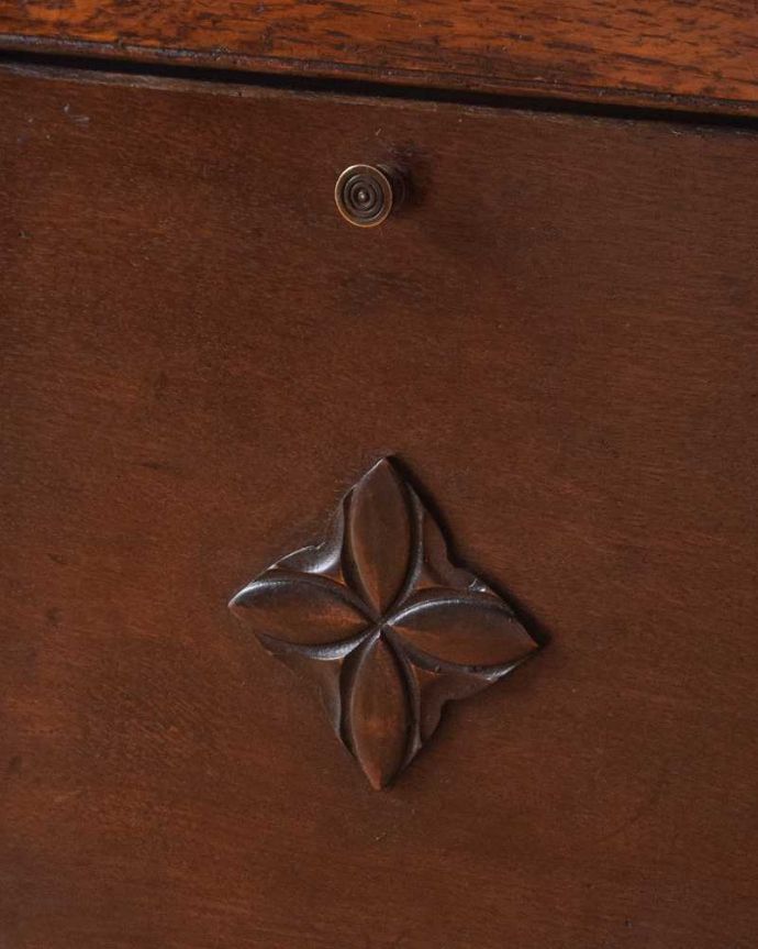 マガジンラック　アンティーク家具　珍しい小さな扉付きのマガジンラック（コールボックス）、英国輸入のアンティーク家具。木の装飾が上品なアクセントになっています。(k-1648-f)