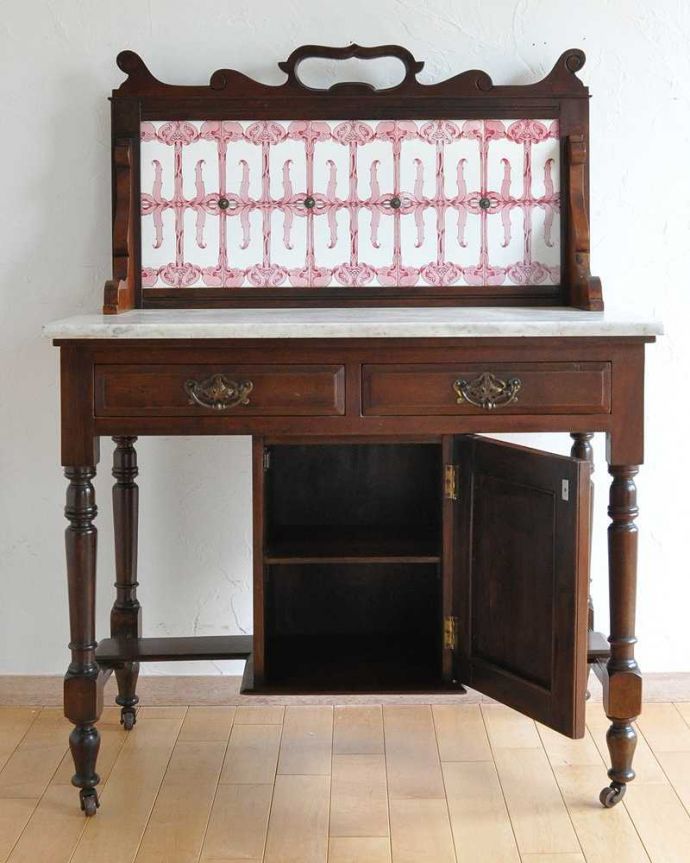サイドボード　アンティーク家具　アンティークの英国輸入の家具、ピンクのタイルが華やかなウォッシュハンドスタンド（洗面台） 。中もキレイに仕上げているので、安心して収納できます。(k-1649-f)