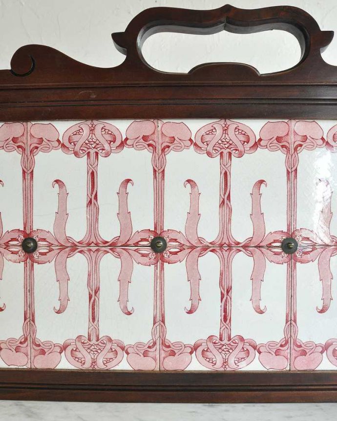 サイドボード　アンティーク家具　アンティークの英国輸入の家具、ピンクのタイルが華やかなウォッシュハンドスタンド（洗面台） 。正面にもアンティークのタイルが貼ってあります。(k-1649-f)
