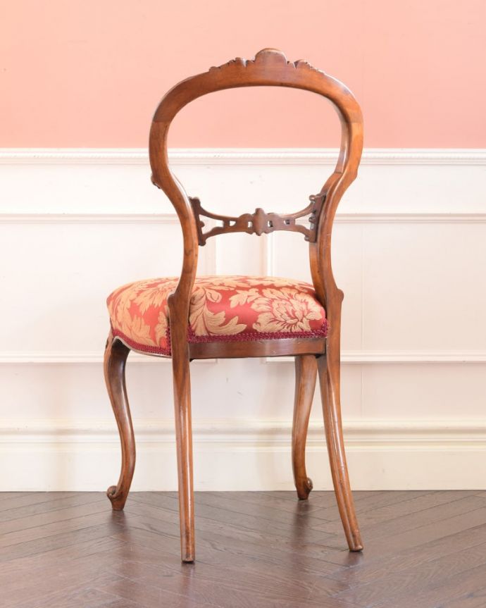 優雅な英国アンティークの椅子、背もたれの装飾が美しいバルーンバックチェア(k-1650-c)｜アンティークチェア・椅子