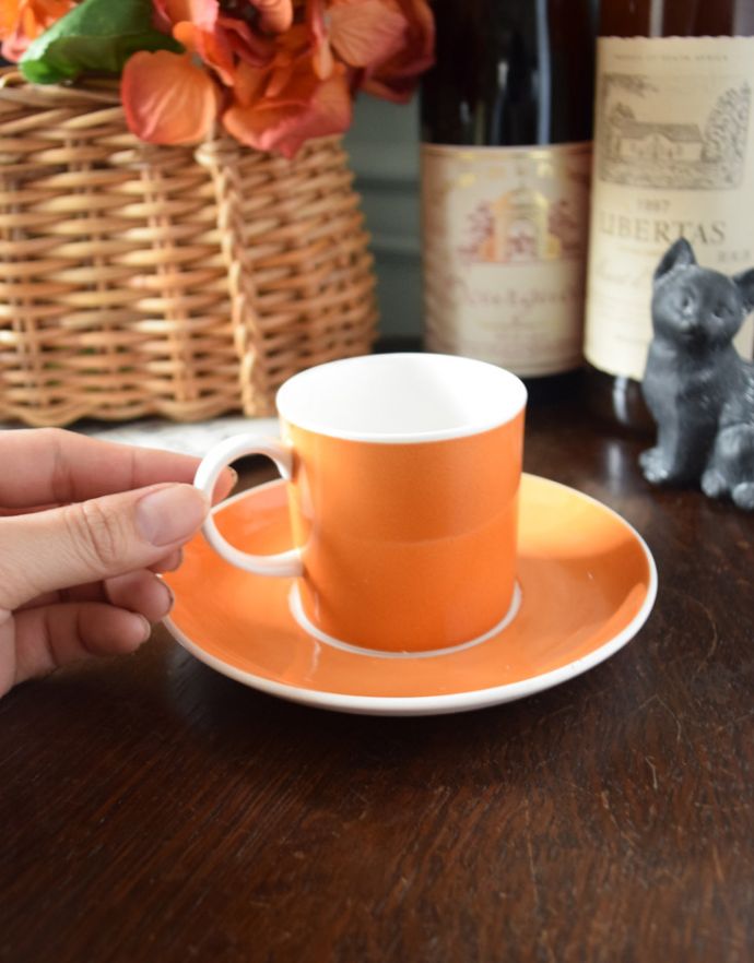 スージークーパー　アンティーク雑貨　イギリスのヴィンテージ食器、スージークーパーのカップ＆ソーサー（オレンジ）。お茶の時間をもっと優雅に･･･眺めているだけじゃもったいないので、実用的に使って下さい。(k-1650-z)