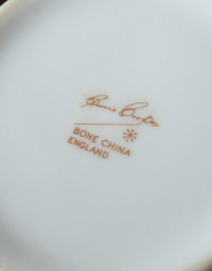 スージークーパー　アンティーク雑貨　イギリスのヴィンテージ食器、スージークーパーのカップ＆ソーサー（オレンジ）。裏側には品質の証製造メーカー保証の意味がこもった窯印、ポーセリンマークがあります。(k-1650-z)