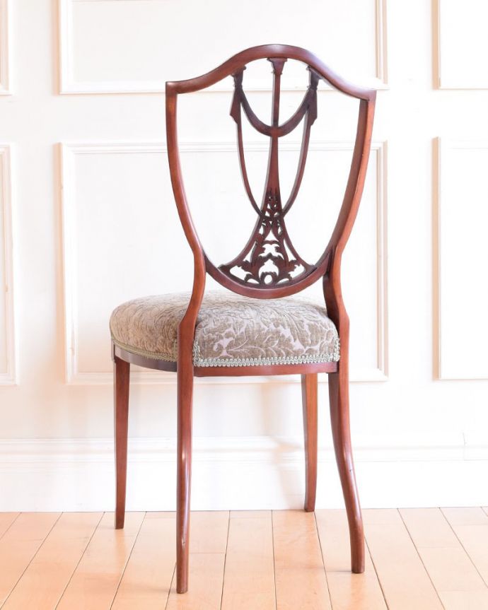 サロンチェア　アンティーク チェア　英国アンティークのサロンチェア、美しい象嵌と透かし彫りのインレイドチェア。後ろ姿も上品です並べた時に後ろから見ることも多い椅子。(k-1651-c)
