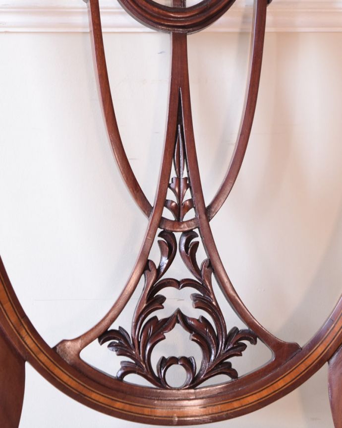サロンチェア　アンティーク チェア　英国アンティークのサロンチェア、美しい象嵌と透かし彫りのインレイドチェア。華やかな象嵌の模様木を組み合わせることで作る象嵌で描かれた模様。(k-1651-c)