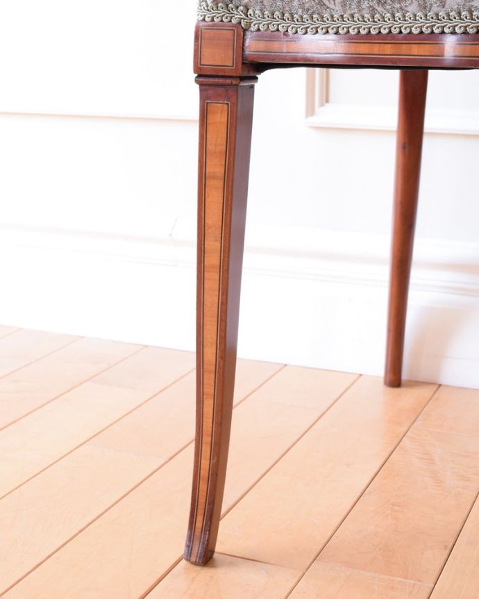 サロンチェア　アンティーク チェア　英国アンティークのサロンチェア、美しい象嵌と透かし彫りのインレイドチェア。床を滑らせて移動出来ますHandleではアンティークチェアの脚の裏にフェルトキーパーをお付けしています。(k-1651-c)