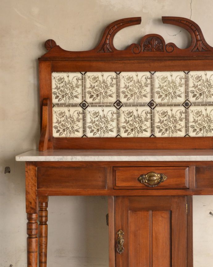 サイドボード　アンティーク家具　お花のタイルが付いたウォッシュスタンド、英国輸入のアンティーク家具 。女性らしい温かみがあります。(k-1651-f)