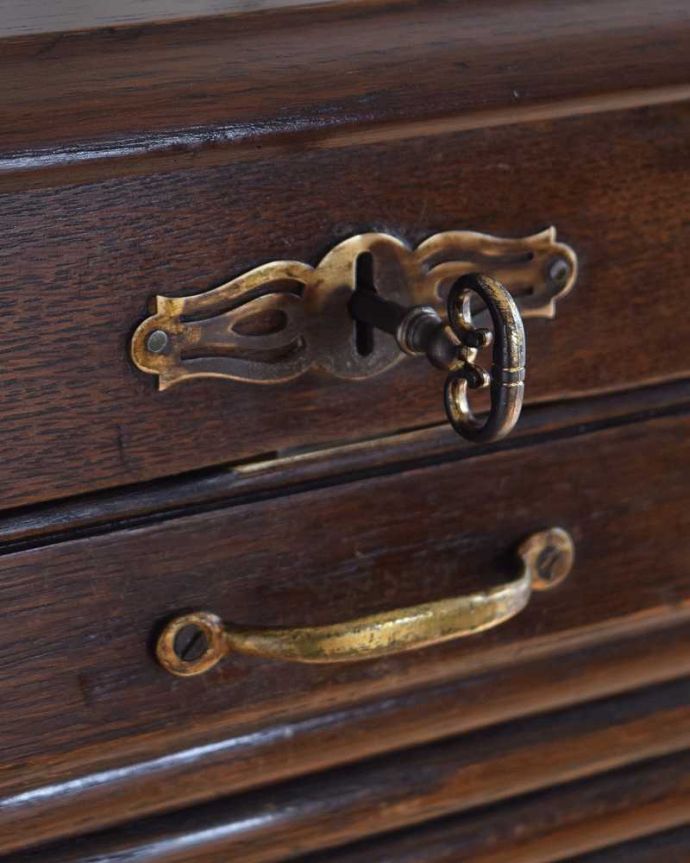 書斎で使える英国アンティーク家具、蛇腹式の扉がお洒落なファイリング 