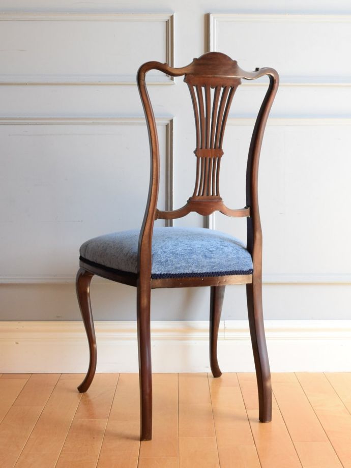 アンティークのおしゃれな椅子、透かし彫りが美しいイギリスのサロン