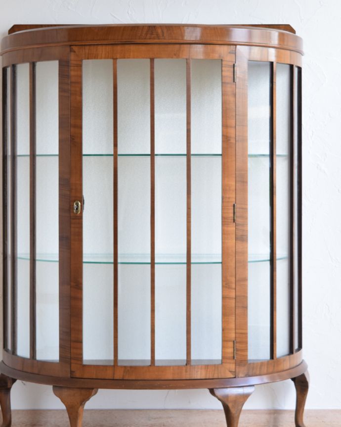 アンティークのキャビネット　アンティーク家具　美しいアンティーク家具、英国輸入のウォールナット材のガラスキャビネット。アンティークのガラスがキレイにはめ込んであります。(k-1654-f)