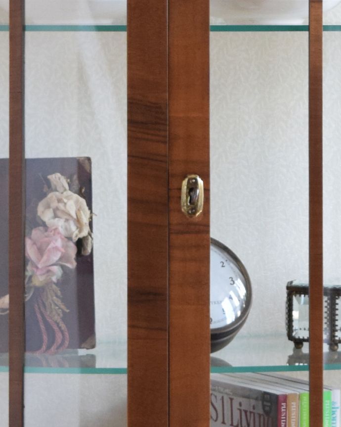 アンティークのキャビネット　アンティーク家具　美しいアンティーク家具、英国輸入のウォールナット材のガラスキャビネット。鍵穴が付いています。(k-1654-f)