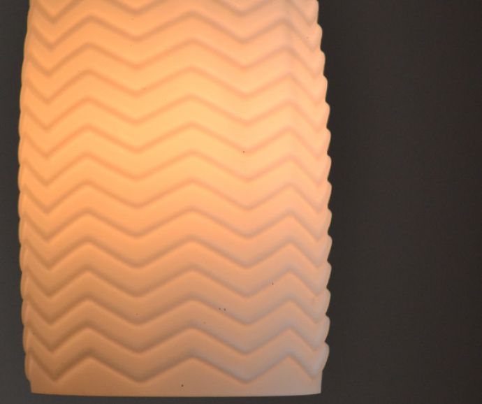 ペンダントライト　照明・ライティング　波模様が美しい・・・アンティーク天井付け照明ペンダントライト（コード・シャンデリア球・ギャラリーなし） 。灯りをつけると、波模様が浮かびあがります。(k-1654-z)