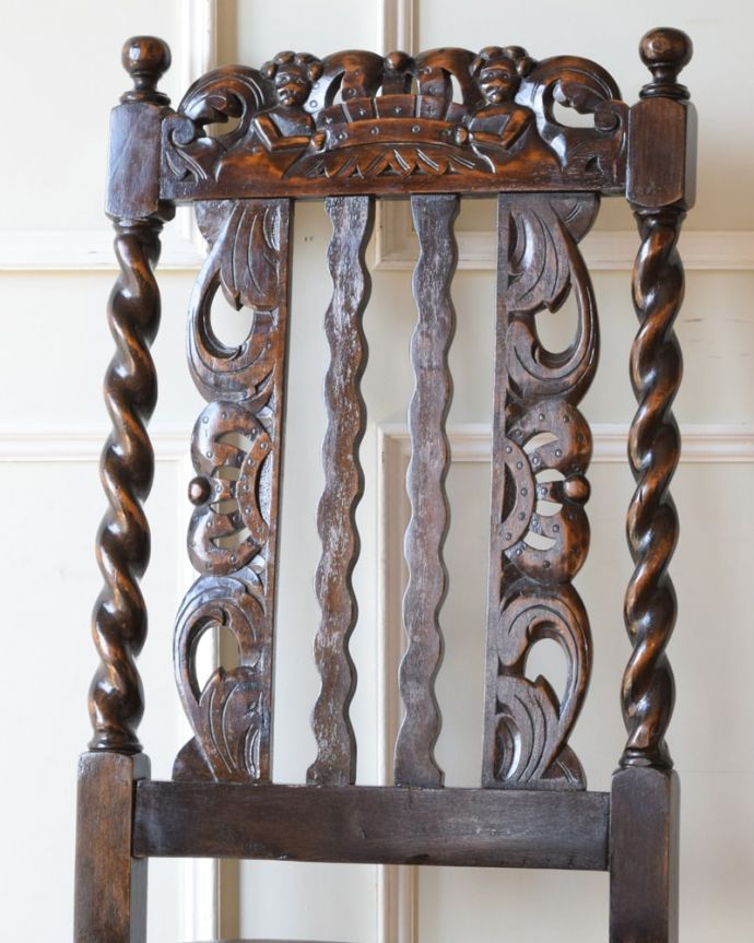 ダイニングチェア　アンティークチェア・椅子　アンティーク　オークチェアー　背もたれには上品な彫背もたれにも彫られた、何とも言えない英国らしい雰囲気に心を掴まれます。(k-1655-c)