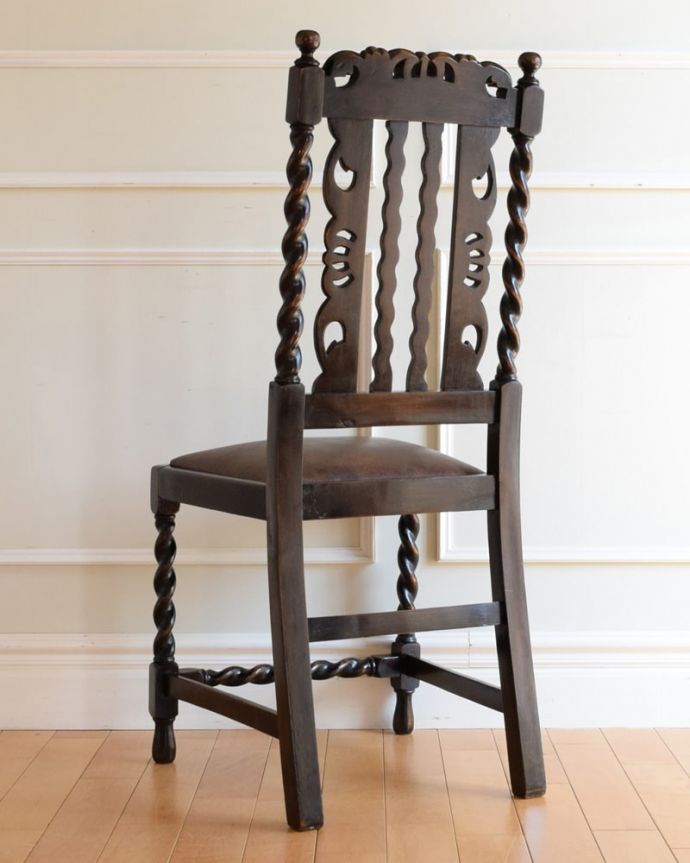 ダイニングチェア　アンティークチェア・椅子　アンティーク　オークチェアー　後ろ姿にも自信アリ！並べた時に後ろから見ることも多い椅子。(k-1655-c)