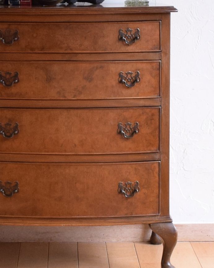 アンティークのチェスト　アンティーク家具　英国輸入のアンティーク家具、4段タイプのウォルナット材チェスト。品のある色合いと木目です。(k-1655-f)