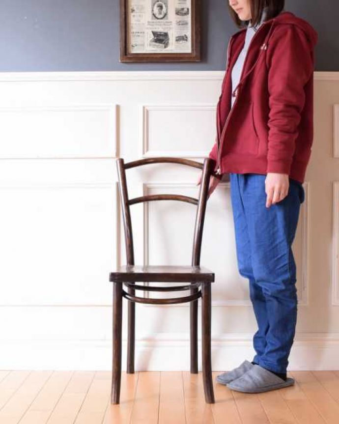 ベントウッドチェア　アンティーク チェア　イギリスから届いたアンティーク椅子、大人っぽいブラウンカラーのベントウッドチェア。一本の木をぐにゅっと曲げたベントウッドチェア背もたれのデザインが特長のベントウッドチェア。(k-1656-c)