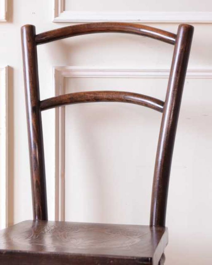 ベントウッドチェア　アンティーク チェア　イギリスから届いたアンティーク椅子、大人っぽいブラウンカラーのベントウッドチェア。美しいだけじゃなくて強い！背もたれは木を切り出しているのではなく、1本の木材を蒸気で蒸して曲げているので、繊維が断ち切られず粘りがあって丈夫なんです。(k-1656-c)