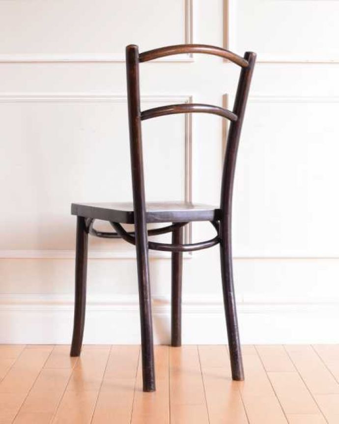 ベントウッドチェア　アンティーク チェア　イギリスから届いたアンティーク椅子、大人っぽいブラウンカラーのベントウッドチェア。後ろ姿にも自信があります！アンティークは新品ではないので経年変化によるキズはありますが、しっかり修復して組み直したので安心して座って頂けます。(k-1656-c)
