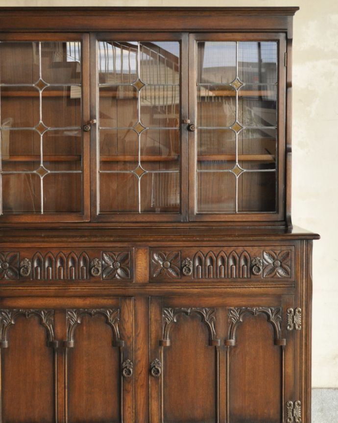 アンティークのキャビネット　アンティーク家具　ステンドグラス入りのアンティーク英国家具、お花の彫りが美しいカップボード。ショーケースのように、お気に入りの雑貨や食器を並べてみましょう。(k-1657-f)