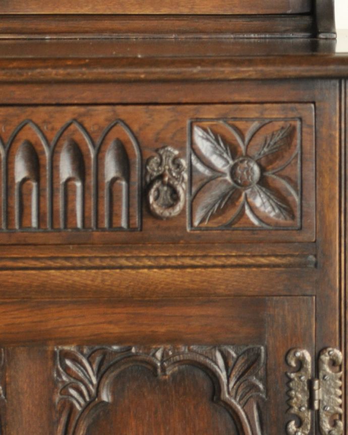 アンティークのキャビネット　アンティーク家具　ステンドグラス入りのアンティーク英国家具、お花の彫りが美しいカップボード。贅沢なほどに施された彫の装飾！リッチな気分で心を満たしてくれます。(k-1657-f)