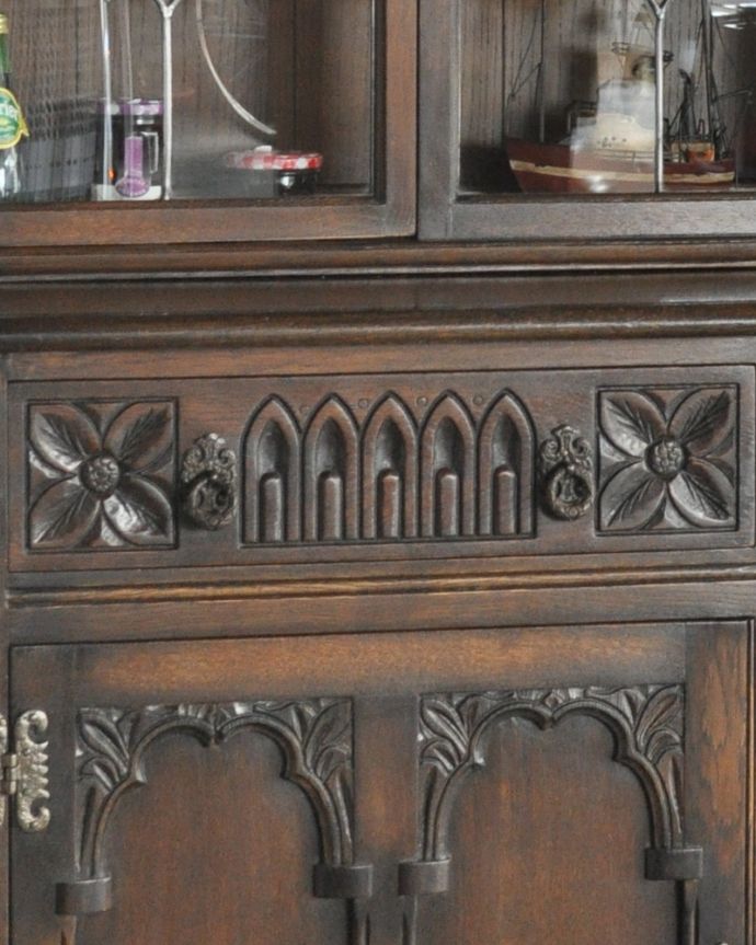 アンティークのキャビネット　アンティーク家具　ステンドグラス入りのアンティーク英国家具、お花の彫りが美しいカップボード。高級感のあるリング形がオシャレな取っ手です。(k-1657-f)