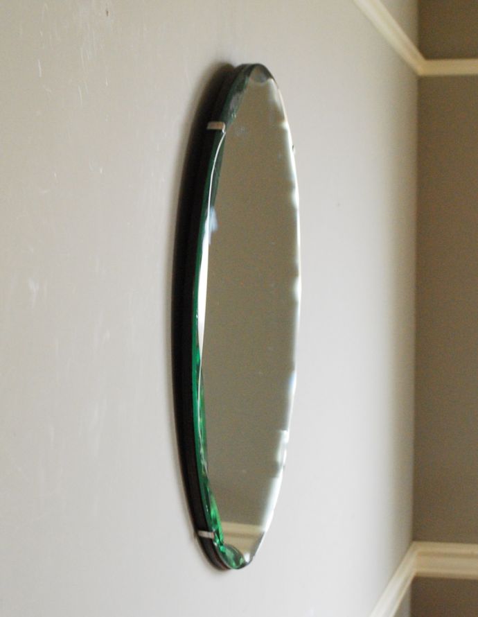 アンティーク カッティングミラー　アンティーク雑貨　丸い形のキレイなアンティークミラー、縁どりのカッティングが綺麗な鏡。アンティークのミラーは重みがあります。(k-1657-z)