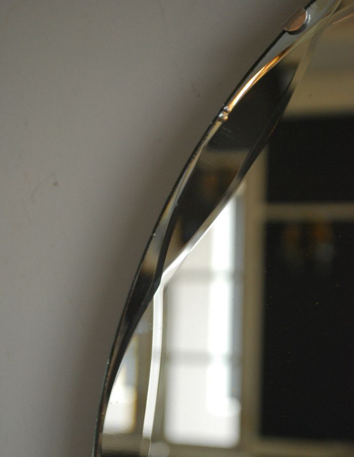 アンティーク カッティングミラー　アンティーク雑貨　丸い形のキレイなアンティークミラー、縁どりのカッティングが綺麗な鏡。現代のミラーの倍くらいの厚みがあるんです。(k-1657-z)