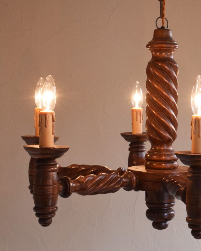 シャンデリア　照明・ライティング　フランスで見つけた重厚な彫りが美しい、アンティークの木製シャンデリア（6灯）（Ｅ17シャンデリア球付）。あたたかい明かりがお部屋を包みこみます。(k-1658-z)