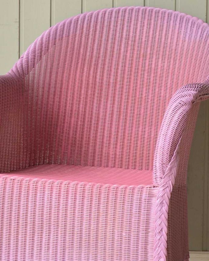 ロイドルーム　アンティーク チェア　ピンク色のアンティークチェア、ゆったりと過ごせるロイドルームチェア。アンティークとして使える頑丈さが魅力です可愛い編み目模様もロイドルームの魅力の一つ。(k-1659-c)