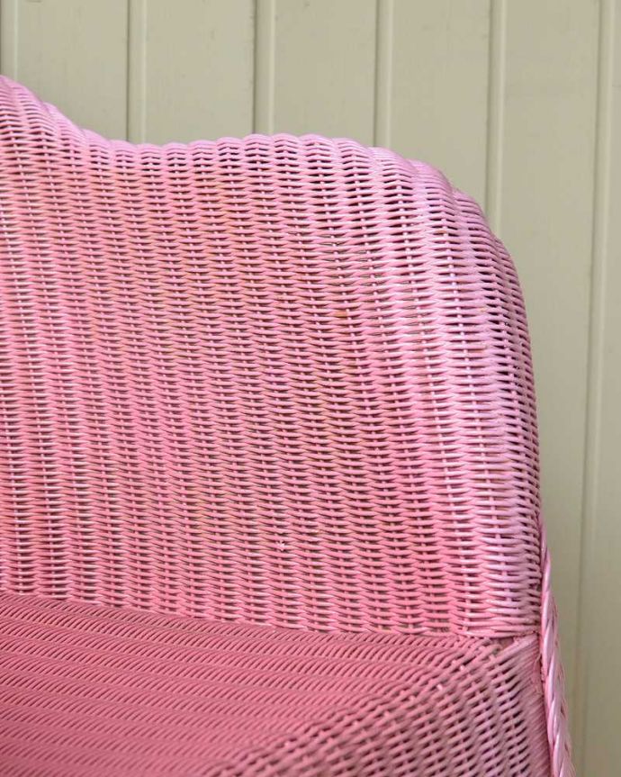 ロイドルーム　アンティーク チェア　ピンク色のアンティークチェア、ゆったりと過ごせるロイドルームチェア。アーム部分にも注目肘を掛けておけるアームチェアは座ったときにやっぱりラク。(k-1659-c)