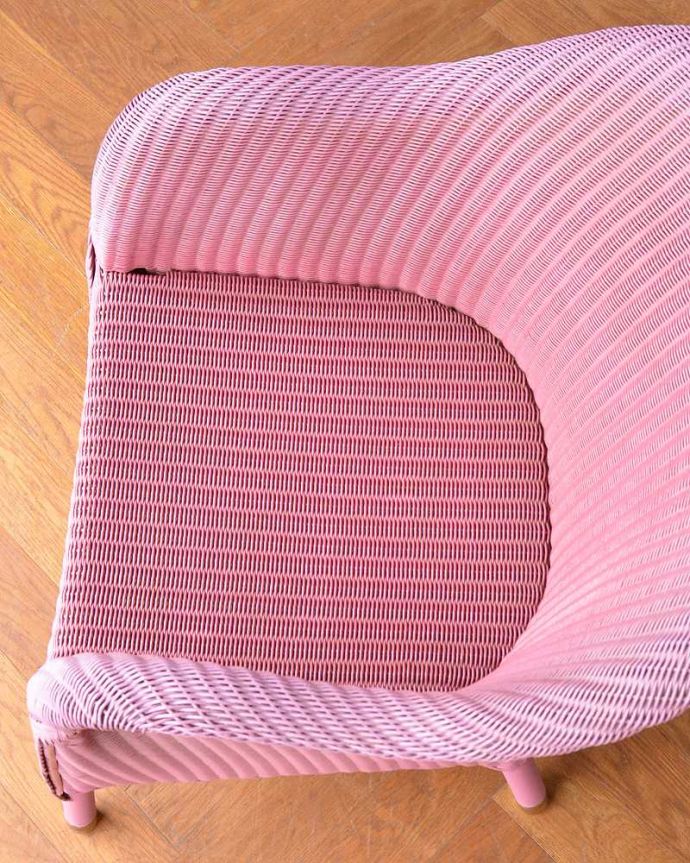 ロイドルーム　アンティーク チェア　ピンク色のアンティークチェア、ゆったりと過ごせるロイドルームチェア。しっかり編み込まれているので座り心地抜群です座面は広々していて、キレイにペイントされています。(k-1659-c)