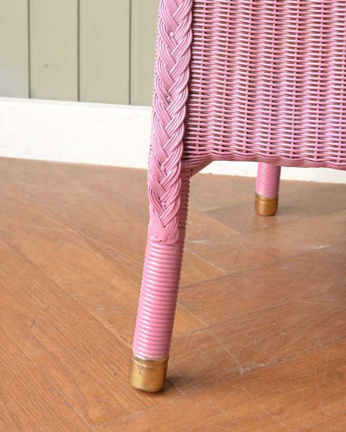 ロイドルーム　アンティーク チェア　ピンク色のアンティークチェア、ゆったりと過ごせるロイドルームチェア。床を滑らせて移動出来ますHandleではアンティークチェアの脚の裏にフェルトキーパーをお付けしています。(k-1659-c)