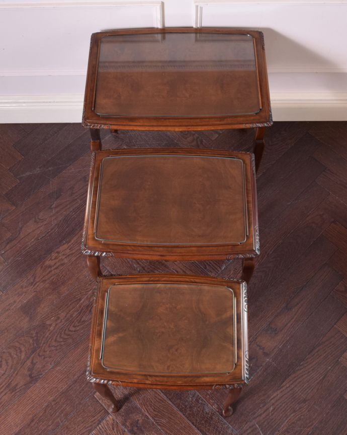 ロイドテーブル　アンティーク家具　ウォルナット材の英国アンティーク家具、ガラス天板のネストテーブル。天板もピカピカにお直ししました。(k-1659-f)
