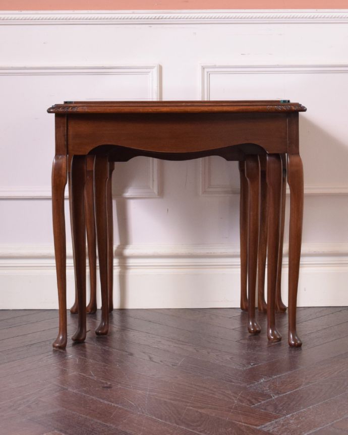 ロイドテーブル　アンティーク家具　ウォルナット材の英国アンティーク家具、ガラス天板のネストテーブル。正面から見てもピタッと収まっています。(k-1659-f)